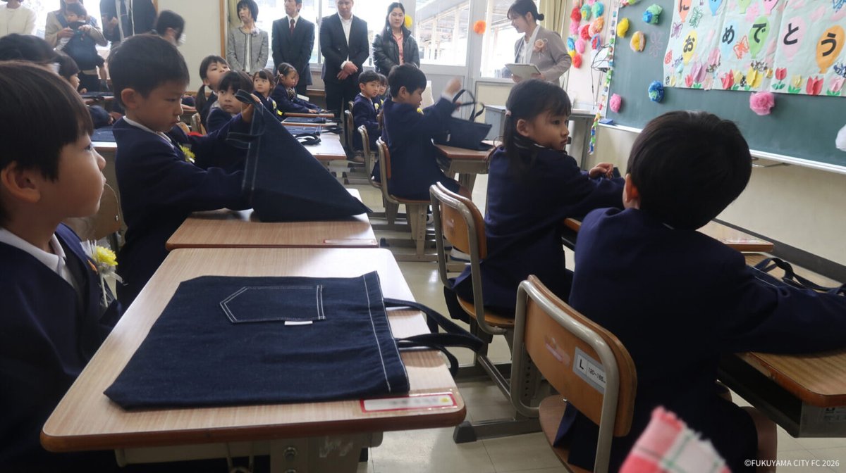 fukuyamacityFC's tweet photo. ━━━━━━━━━━━━━━━━━
福山市内の新小学1年生 🌸👦
約3,400人へデニムトートバッグ贈呈
━━━━━━━━━━━━━━━━━

本日、「MY FIRST DENIM PROJECT」の取り組みとして、福山市内すべての公立小学校の新小学1年生全員へ、福山デニムのトートバッグを贈呈いたしました🛍️

各教室で配布されたデニムトートバッグが子どもたちの机に並び、新しい学校生活のスタートを彩りました🌹

また、一部の学校では協賛企業の皆さまにもご参加いただき、子どもたちへ直接メッセージを届けるなど、地域一体となった素敵な時間となりました✨

福山シティFCは、これからも地域とともに、子どもたちの未来を応援していきます！🦇

詳しくはこちら▼
🔗https://t.co/TNH2GCcapy

#福山シティFC #MYFIRSTDENIMPROJECT #福山デニム #入学おめでとう #福山市