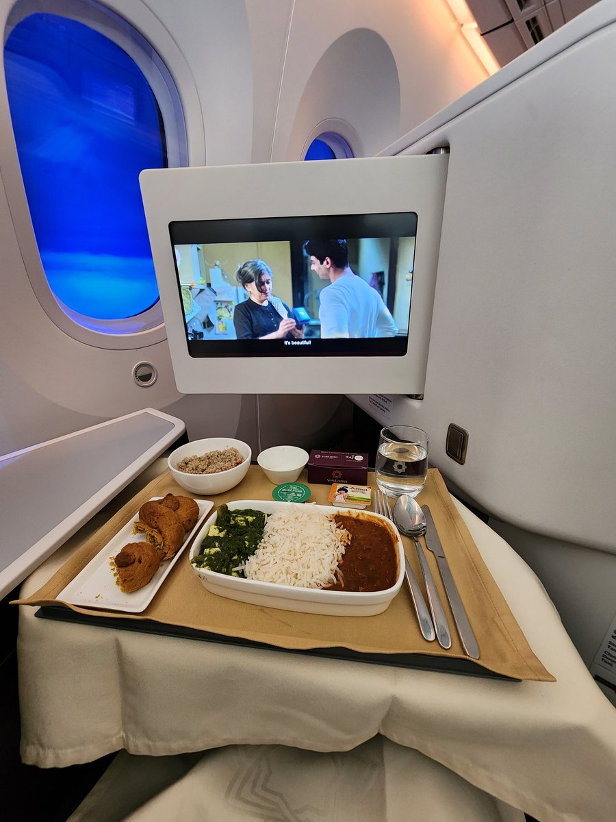 Vinamralongani's tweet image. This week's #ThrowbackThursday post is about Vistara’s VT-TSQ (T for Tata, SQ for @SingaporeAir).
Acquired by way of an operating lease, it has been redelivered by @airindia and now leased to @ThaiAirways.
Photos from its 1st commercial flight with yours truly onboard.
#AvGeek