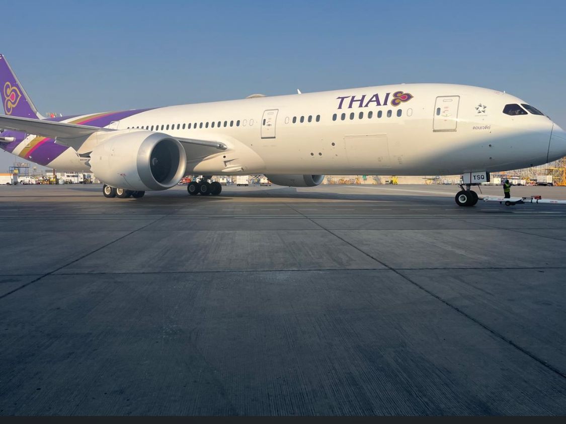 Vinamralongani's tweet image. This week's #ThrowbackThursday post is about Vistara’s VT-TSQ (T for Tata, SQ for @SingaporeAir).
Acquired by way of an operating lease, it has been redelivered by @airindia and now leased to @ThaiAirways.
Photos from its 1st commercial flight with yours truly onboard.
#AvGeek