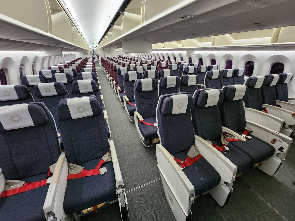 Vinamralongani's tweet image. This week's #ThrowbackThursday post is about Vistara’s VT-TSQ (T for Tata, SQ for @SingaporeAir).
Acquired by way of an operating lease, it has been redelivered by @airindia and now leased to @ThaiAirways.
Photos from its 1st commercial flight with yours truly onboard.
#AvGeek