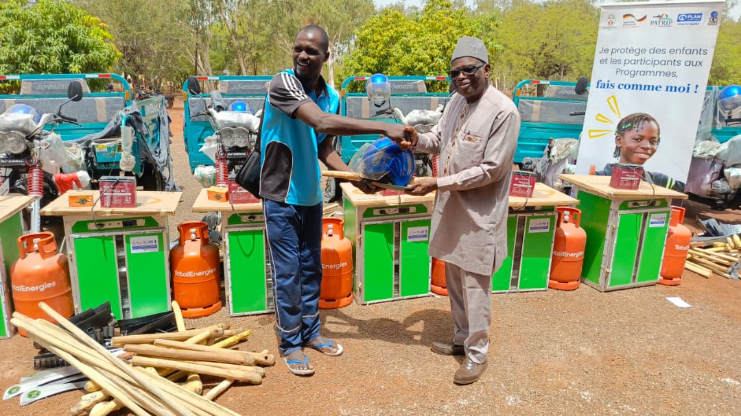 PlanIntTogo's tweet photo. Des coopératives de maraîchers et d’éleveurs de la region de la Kara reçoivent tricycles, outils agricoles et couveuses grâce au projet de stabilisation transfrontalière Bénin–Togo. Un appui qui booste les revenus et soutient l’autonomisation des filles. 
#Développement https://t.co/L4cCNuDDn9