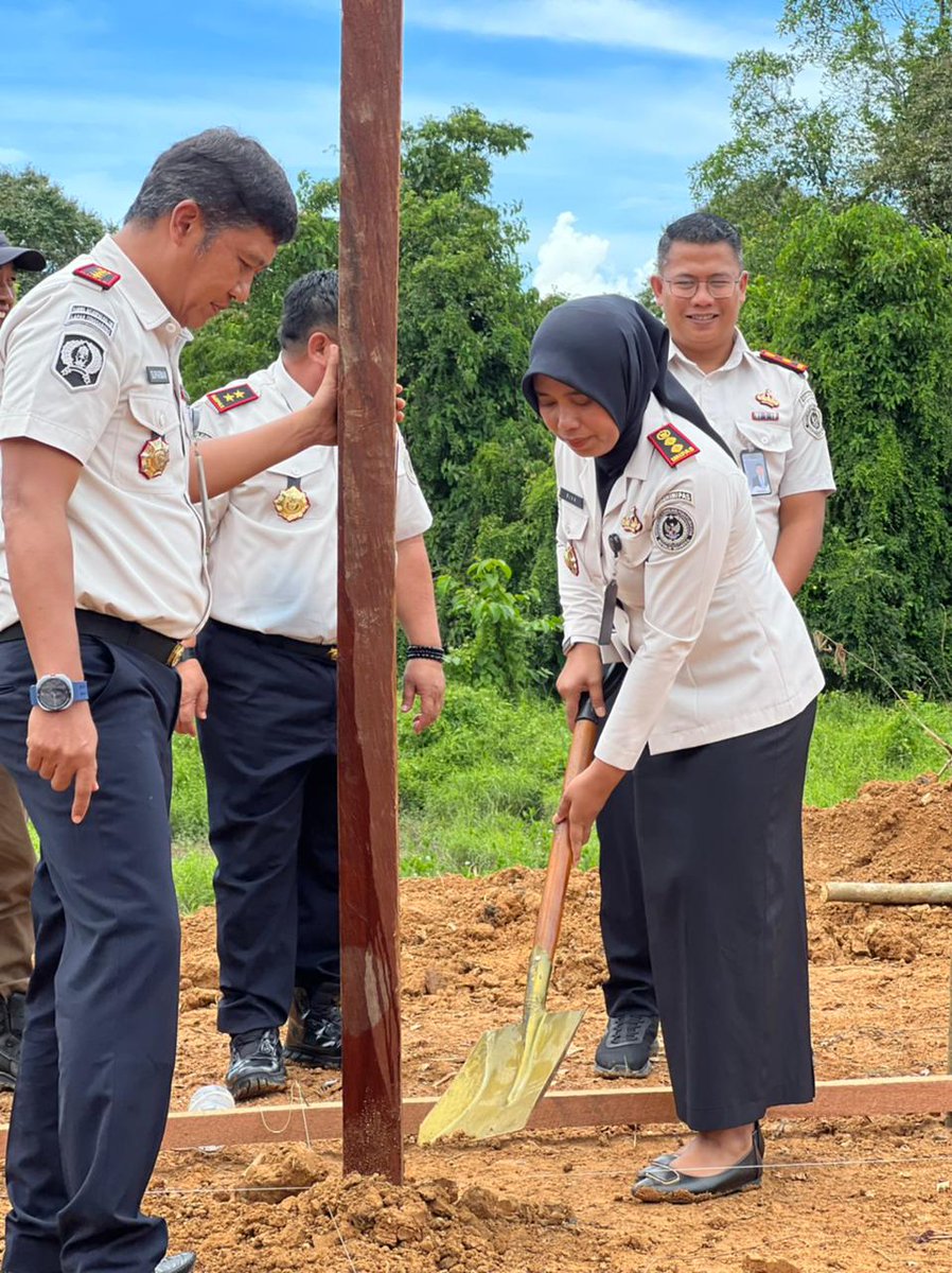 LppTenggarong's tweet image. Peletakan Tiang Perdana Kandang Ayam Petelur, Lapas Tenggarong Perkuat Program Kemandirian dan Ketahanan Pangan

#kemenimipas
#guardandguide
#ditjenpas
#pemasyarakatan
#PembinaanWBP
#keamanan