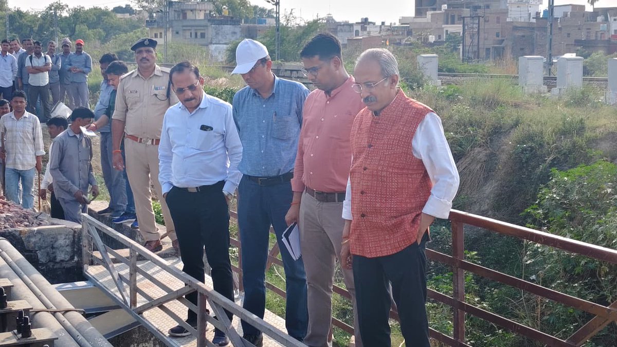nerailwaygkp's tweet photo. इंदारा-मऊ स्टेशनों के मध्य स्थित ब्रिज संख्या 72 का निरीक्षण करते हुए महाप्रबंधक, पूर्वोत्तर रेलवे श्री उदय बोरवणकर।
#NERUpdates https://t.co/aVSexKsKMK
