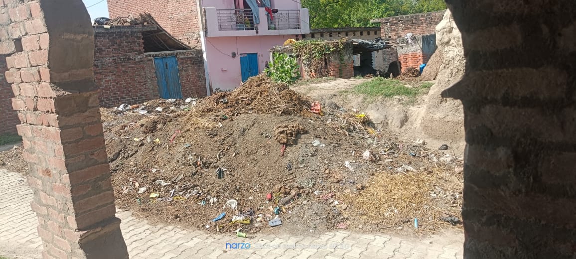 PankajAmbuj's tweet photo. रामप्रकाश का परिवार आर्थिक तंगी की वजह से गुजारा करने के लिए दिल्ली में रहता है लेकिन इस चीज का फायदा उठाने के लिए दबंग और लठैत यादव परिवार ने उनकी जमीन पर गोबर,कूड़ा डालकर कब्जा कर लिया है जो कि गांव के बीच में है अतः माननीय मुख्यमंत्री श्री @myogiadityanath जी से निवेदन है https://t.co/6c86c3QwLU