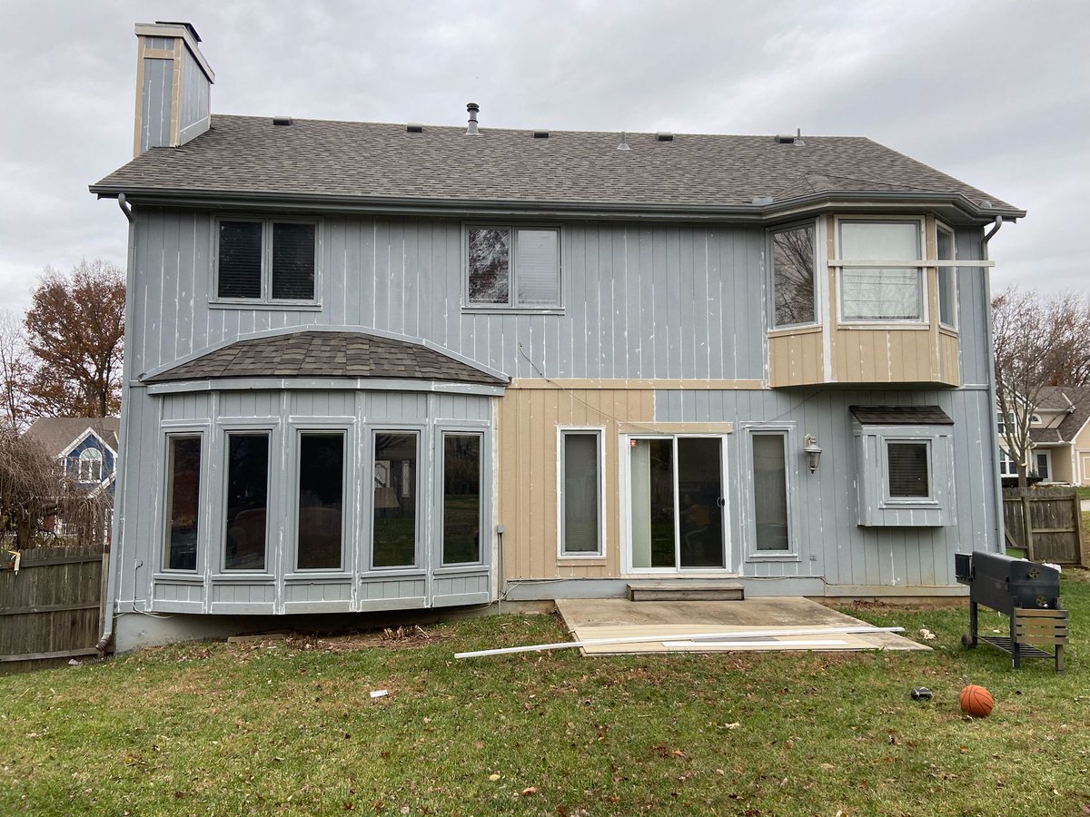 kchousepainting's tweet image. A great paint job is 80% prep! 🔍🖌️ We specialize in power washing, scraping, and priming—the "Semantic" details of exterior painting in Kansas City.
🛡️ Licensed &amp;amp; Insured
🏆 15 Years in KC
Done right the first time.
#PaintingTechniques #KCConstruction #QualityWork