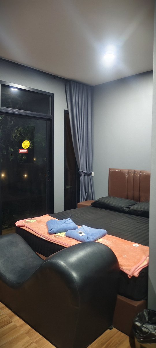 หมูแดง tweet media