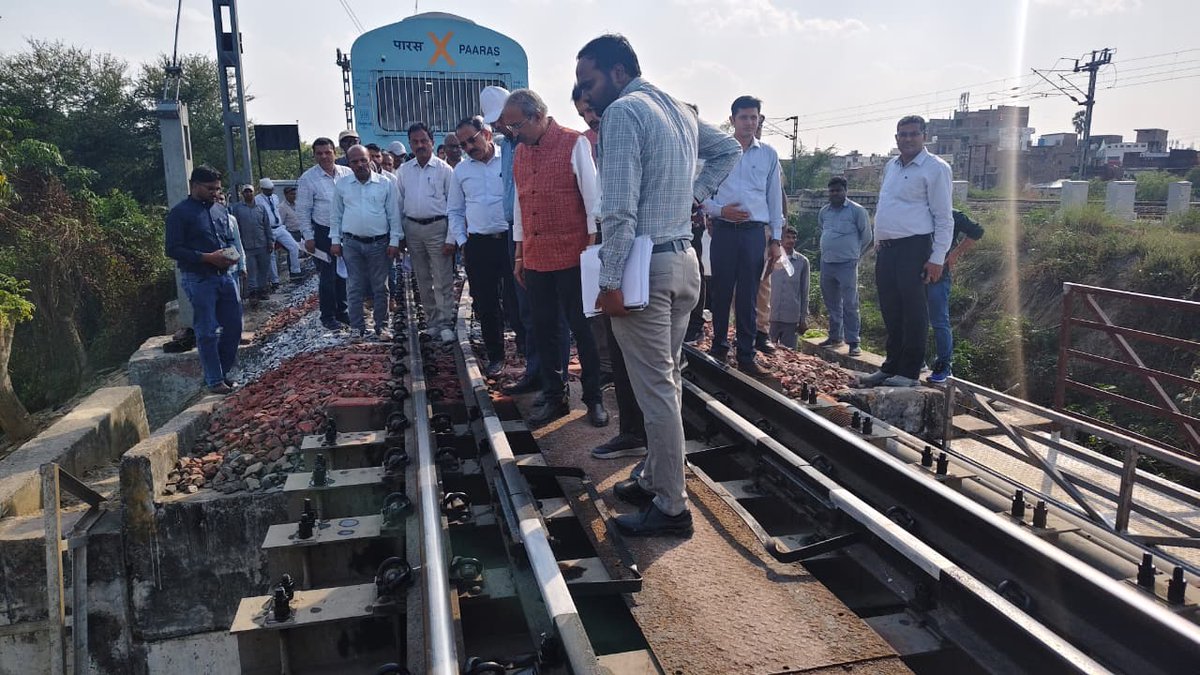 nerailwaygkp's tweet photo. इंदारा-मऊ स्टेशनों के मध्य स्थित ब्रिज संख्या 72 का निरीक्षण करते हुए महाप्रबंधक, पूर्वोत्तर रेलवे श्री उदय बोरवणकर।
#NERUpdates https://t.co/aVSexKsKMK