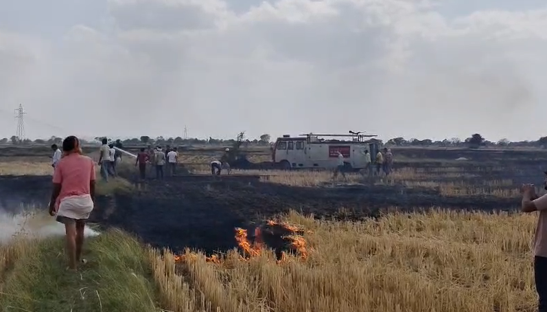 bstvlive's tweet image. चित्रकूट : अज्ञात कारणों से खड़ी फसल में लगी आग

➡लगभग 25 बीघे में गेहूं की फसल हुई खाक
➡किसानों, दमकल ने आग में पाया काबू
➡चित्रकूट के गनिवा चौकी क्षेत्र का मामला
 
#Chitrakoot #WheatFire #FarmersLoss @chitrakootpol