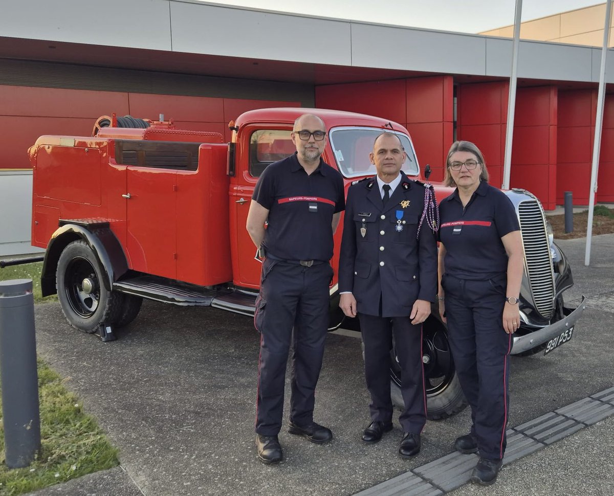 udsp53's tweet photo. Félicitations au Col HC @Thierry_Robert_ , directeur du @SDIS53 et membre de notre CA qui a été élevé au grade de Chevalier dans l’ordre national du Mérite. 
Une reconnaissance méritée pour son engagement et son dévouement au service des autres. 👏
@Prefet53 @olivierrichefou https://t.co/u7J8IAz0Hg