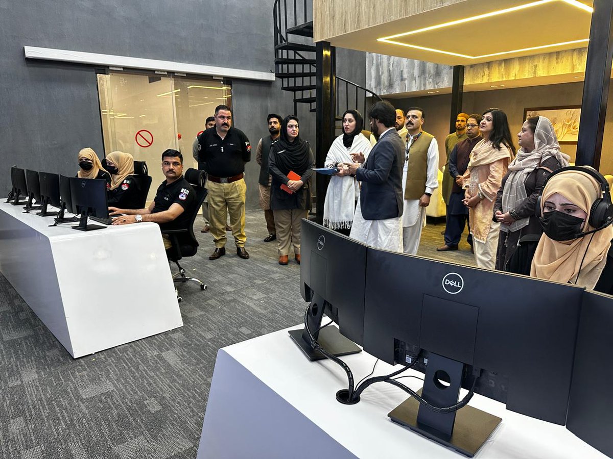 unwomen_pak's tweet image. Mission KP | Day 03
DCR Fahmida Khan visited the Command &amp;amp; Control Centre, Peshawar Safe City Project. Briefed on operations and UN Women’s support through a scoping study &amp;amp; social mobilisation strategy to advance gender-responsive urban safety.

 #SafeCities #GenderEquality