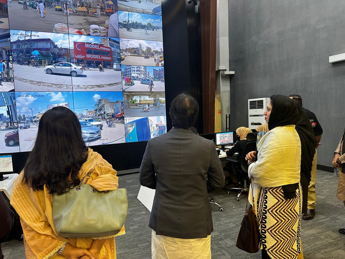 unwomen_pak's tweet image. Mission KP | Day 03
DCR Fahmida Khan visited the Command &amp;amp; Control Centre, Peshawar Safe City Project. Briefed on operations and UN Women’s support through a scoping study &amp;amp; social mobilisation strategy to advance gender-responsive urban safety.

 #SafeCities #GenderEquality