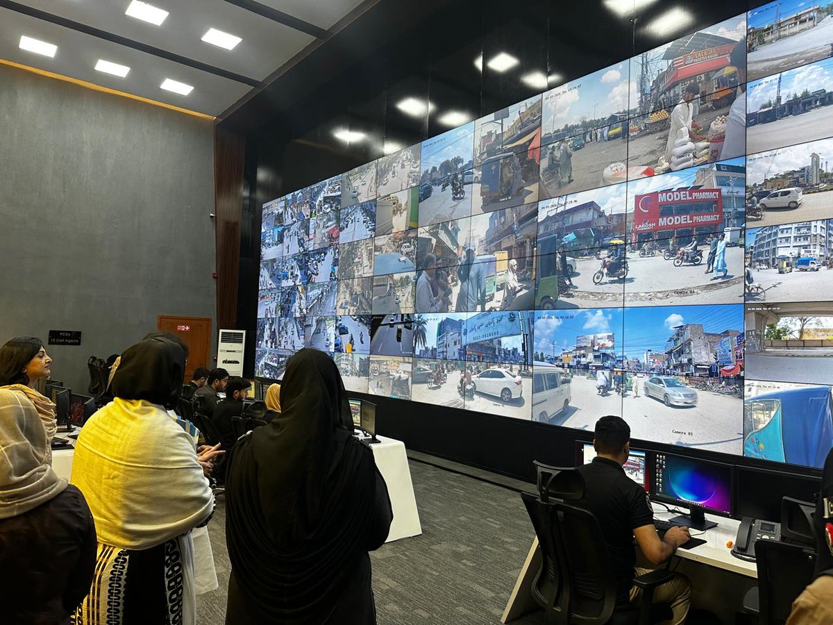unwomen_pak's tweet image. Mission KP | Day 03
DCR Fahmida Khan visited the Command &amp;amp; Control Centre, Peshawar Safe City Project. Briefed on operations and UN Women’s support through a scoping study &amp;amp; social mobilisation strategy to advance gender-responsive urban safety.

 #SafeCities #GenderEquality