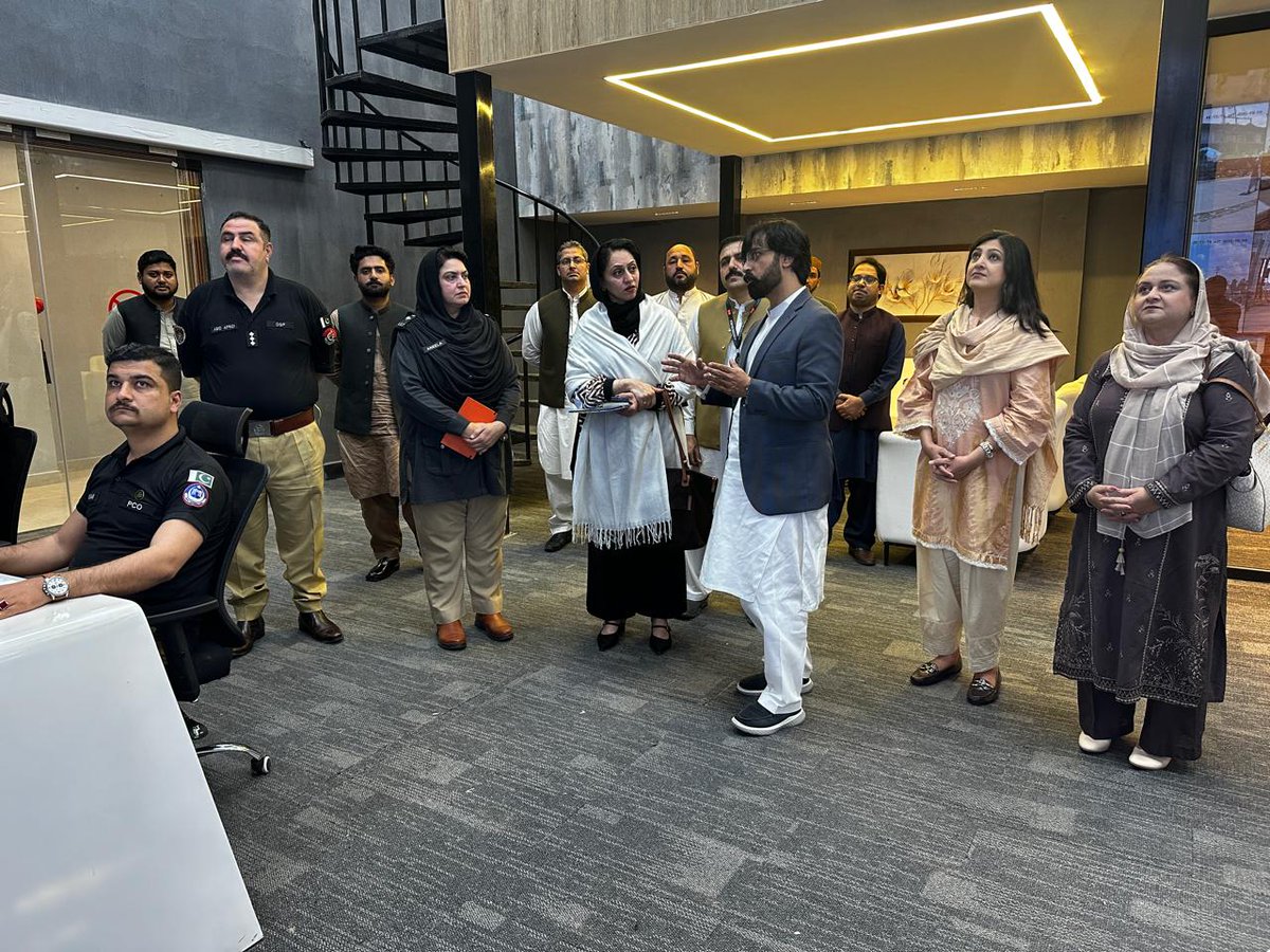 unwomen_pak's tweet image. Mission KP | Day 03
DCR Fahmida Khan visited the Command &amp;amp; Control Centre, Peshawar Safe City Project. Briefed on operations and UN Women’s support through a scoping study &amp;amp; social mobilisation strategy to advance gender-responsive urban safety.

 #SafeCities #GenderEquality