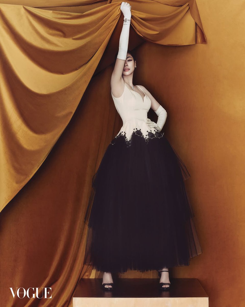 malisorndata's tweet photo. คอนเทนต์ Vogue Thailand #VogueTHxFaye ฉ่ำมากๆ ทั้งบทสัมภาษณ์ในเล่ม รวมถึงคอนเทนต์ #KnowMeBetter
🤝 พี่ดาต้าฝากแฟนๆเข้าไป Engage ในทุกช่องทางของ Vogue TH เลยนะคะ ทั้ง YouTube, Instagram, TikTok, Facebook และบทความบนเว็บไซต์
Instagram account
- @.Vogue Thailand
- @.kullawit
- @.sanshai
Designer Brand (IG posted)
- @.polpatasava (ASAVA)
- @.victeerutofficial
#VogueTHApril2026
#PIAGET
#FayePeraya
#ฝ้ายพีรญา