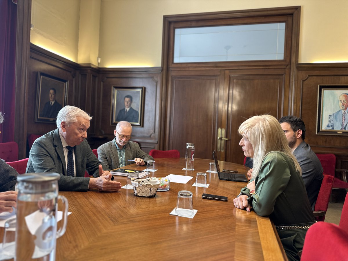 fem_Valles's tweet photo. Des de #femVallès hem mantingut una reunió de treball amb Pilar Díaz, delegada territorial del Govern de la Generalitat a Barcelona, i Toni Alonso, cap de gabinet, per abordar qüestions clau vinculades al territori, la mobilitat i el desenvolupament econòmic del Vallès. https://t.co/bvUFhbB1pd