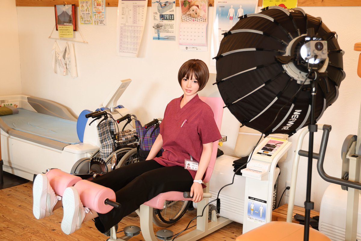 蛍火日記　三目165C MAX

撮影の裏側②

足の運動を実演する介護士ちゃん
手の親指の可動域制限で両サイドのグリップがしっかり握れなかったのが想定外でした。

本当は親指と他の四指が逆方向から回り込むように持つのが正しいのですが、親指を添えるだけになっています。