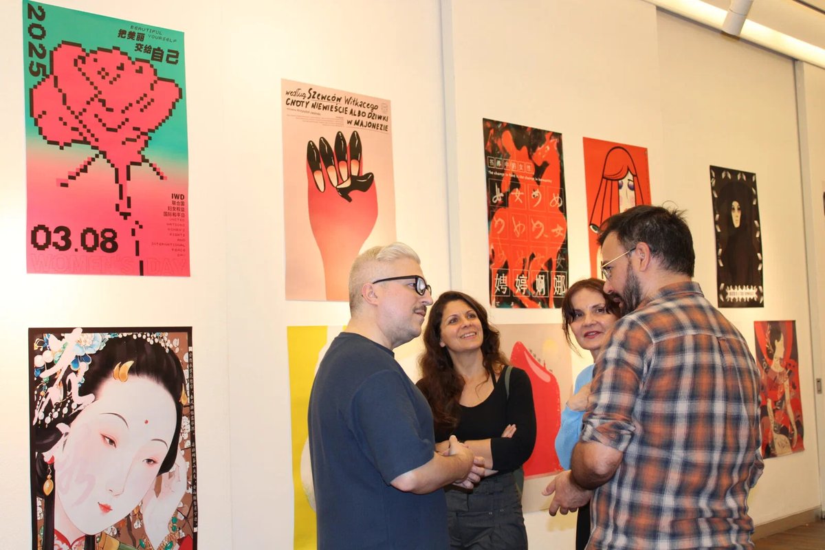 camaradesevilla's tweet image. 🤝#España, #Polonia y #China convergen en la Fundación @camaradesevilla a través de la exposición #WOMAN🎨

🖼️La exposición gráfica ‘𝗪.𝗢.𝗠.𝗔.𝗡.- 𝗪𝗼𝗺𝗮𝗻 𝗢𝗯𝘀𝗲𝗿𝘃𝗲𝗱: 𝗠𝗼𝘁𝗶𝘃𝗲𝘀 𝗮𝗻𝗱 𝗡𝗮𝗿𝗿𝗮𝘁𝗶𝘃𝗲𝘀’ es una iniciativa de carácter internacional, en la que el