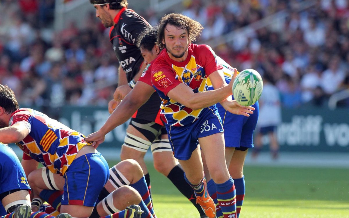 usap_officiel's tweet photo. ❤️💛 𝟵 𝗮𝘃𝗿𝗶𝗹 𝟮𝟬𝟭𝟭 – 𝗠𝗼𝗻𝘁𝗷𝘂𝗶̈𝗰 

Il y a 15 ans,  l’USAP ne disputait pas simplement un quart de finale de Coupe d’Europe.

Elle écrivait une page unique de son histoire.

À Montjuïc, à Barcelone, face à Toulon, le match devient une immense fête du rugby catalan.

Des milliers de supporters Sang et Or traversent la frontière pour faire vibrer tout un stade.

Dans une ambiance exceptionnelle, l’USAP s’impose 29 à 25.
Un combat intense, des essais marquants, une victoire de caractère.

Mais au-delà du score, ce sont les images qui restent : une marée catalane, un peuple réuni, une identité affirmée.

15 ans plus tard, ce moment dépasse le rugby.
Un jour à part.
Une fierté intacte.

𝗦𝗲𝗺𝗽𝗿𝗲 𝗲𝗻𝗱𝗮𝘃𝗮𝗻𝘁 🔴🟡