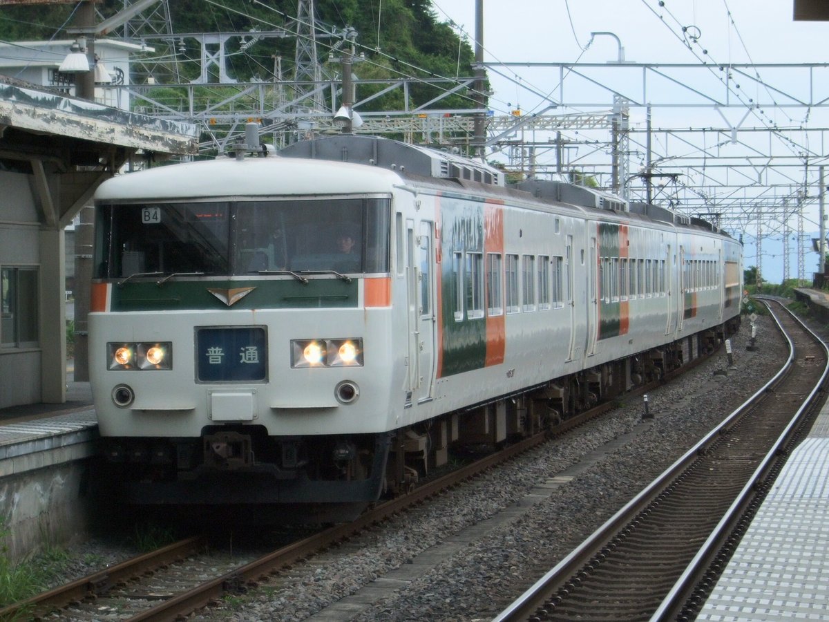 Tomo_Ishigaki's tweet photo. 185系の普通列車伊東行き
根府川駅は3番線に到着します
＠根府川駅2010.5.27
#185系 #521M https://t.co/GIymMATH5T