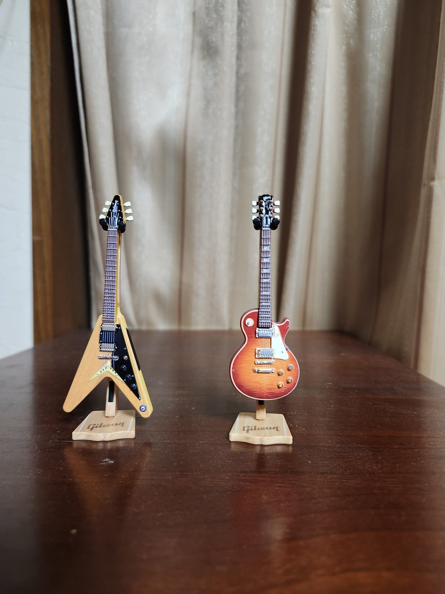 same8955's tweet photo. ギターガチャ、レスポールとフライングVゲットしました https://t.co/Crz7jkvR8e