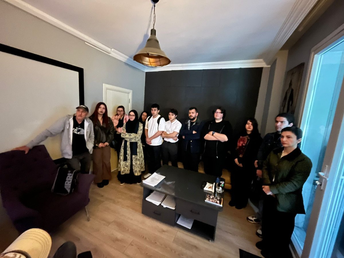 mattepost's tweet photo. Mimar Sinan Üniversitesi öğrencileri MattePost Post Production’ı ziyaret etti.

Online, Offline, VFX ve Color süreçlerini Uğur İçbak anlatımıyla ele aldık.

Yeni nesil sinemacılarla buluşmaya devam ediyoruz.

#MattePost #PostProduction #VFX https://t.co/21udfrv64R