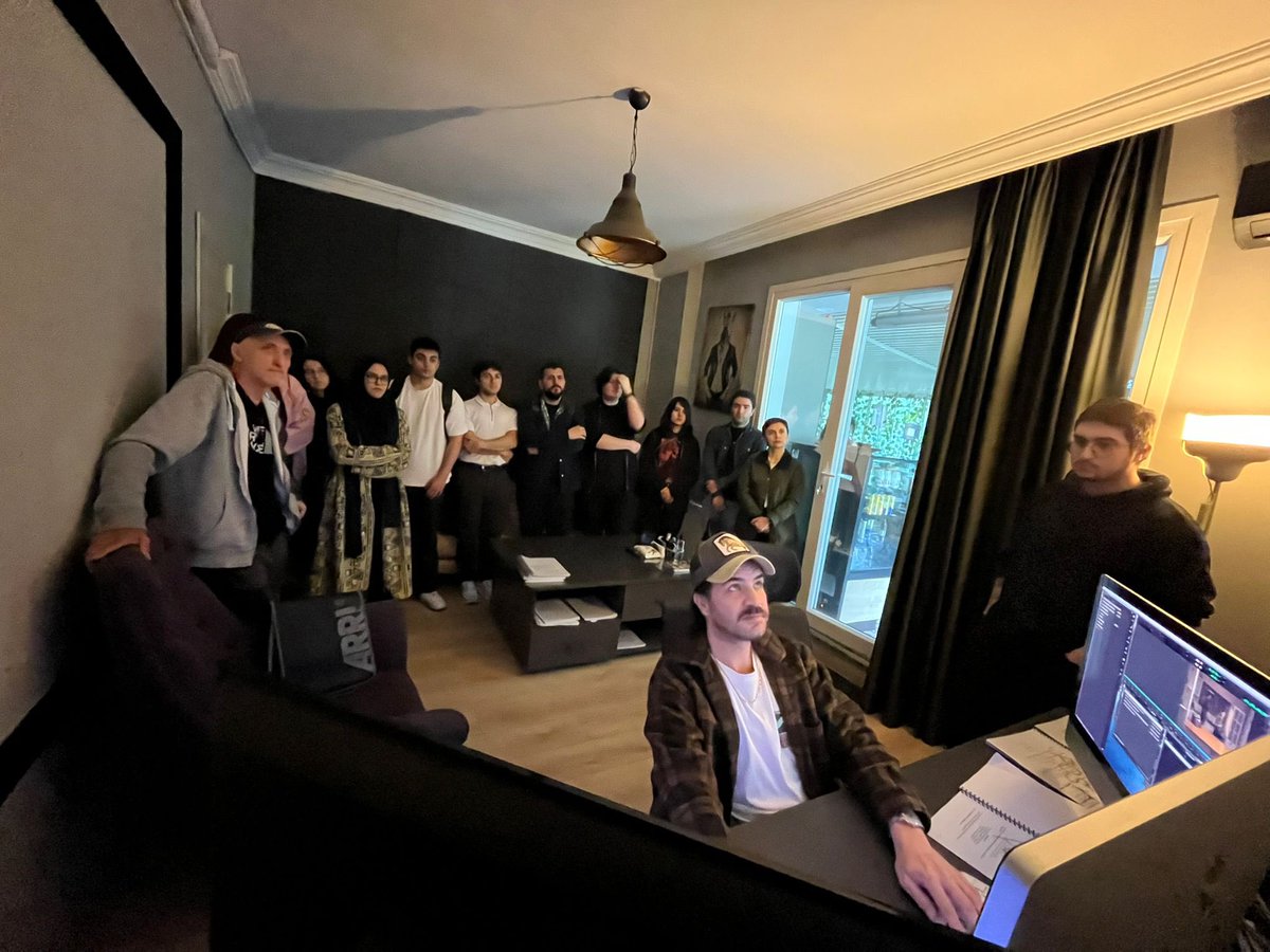 mattepost's tweet photo. Mimar Sinan Üniversitesi öğrencileri MattePost Post Production’ı ziyaret etti.

Online, Offline, VFX ve Color süreçlerini Uğur İçbak anlatımıyla ele aldık.

Yeni nesil sinemacılarla buluşmaya devam ediyoruz.

#MattePost #PostProduction #VFX https://t.co/21udfrv64R