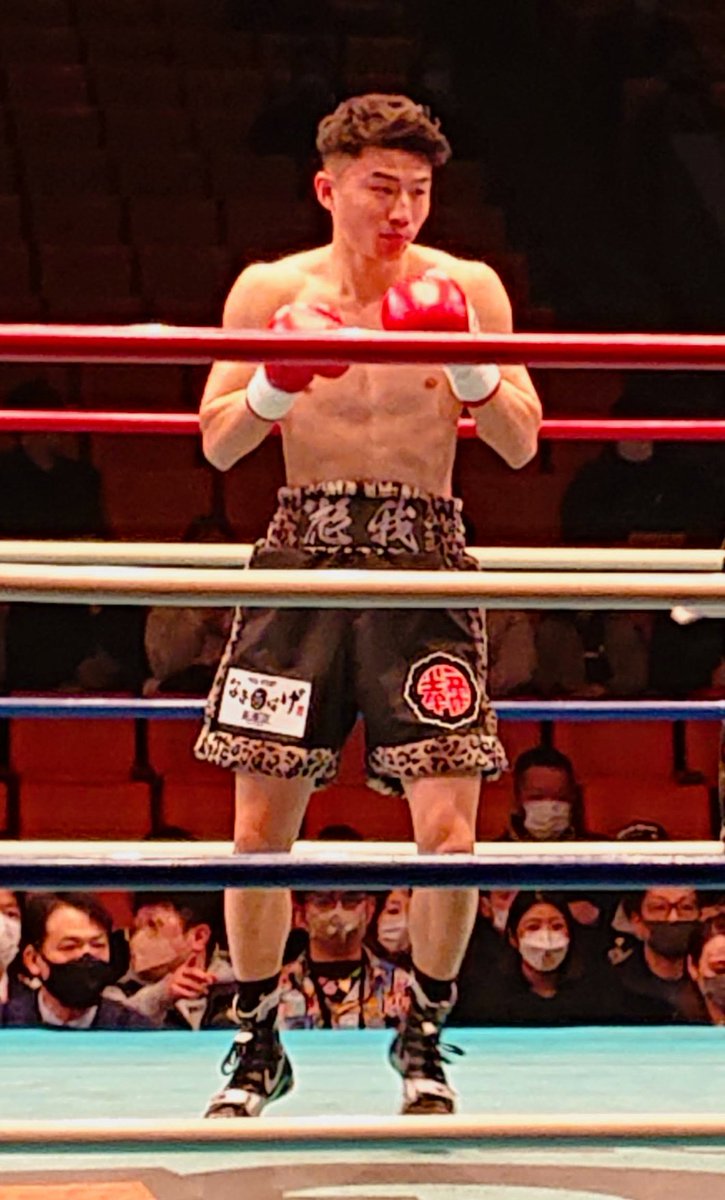ChibaBoxing's tweet photo. 【雑草魂･春の陣vol3】
習志野🥊60期主将･宮田彪我(帝拳)が日本ライト級7位の本多選手(E&amp;T)に挑みました。1Rから積極的に前へ出る宮田。相手の長いリーチと強打にも臆することなく、勇気ある攻撃を貫きました。6R TKOで敗れるも、その姿は多くの人に勇気と感動を届けました。画像は過去のものです。 https://t.co/S68rdiDX27
