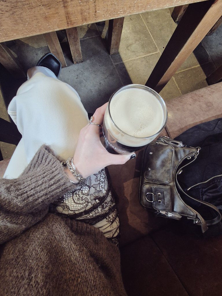 becashford's tweet photo. 📷 March 🥂🌤✨️ https://t.co/CZJemRWGJ9