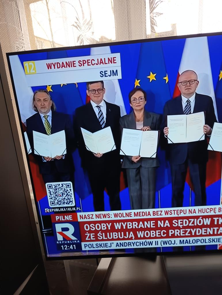 SiniZbigniew's tweet photo. Czerwone komuch złożyli przysięgę przed czerwonym pająkiem Leninem Czarzastym. A w tym czasie prezydent był w kiblu. https://t.co/AdlYOLcC3W