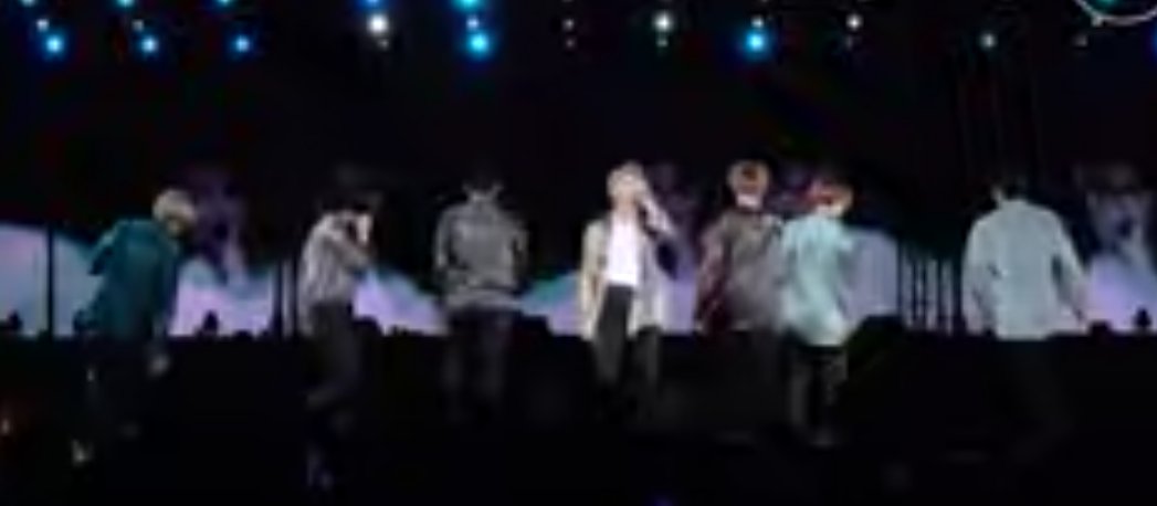 SumSumSeVeN's tweet photo. the genre of BTS concert ss. https://t.co/ARzxczfzca