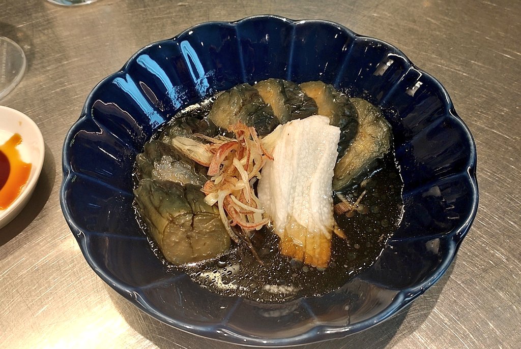 umedahitorimesh's tweet photo. 生ビール 540円、しまあじ造り 880円、なす揚げ浸し 450円、いしもんグラス 580円、平目うす造り 750円@いしもん03 バルチカ03。駅前ビルの人気店のバルチカ03の支店。オリジナル日本酒(?)のいしもんが美味しい。
#大阪グルメ
#梅田グルメ
#いしもん03
#バルチカ03 https://t.co/2fWebAxxCb