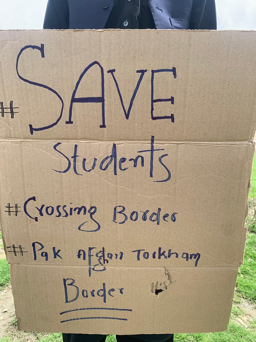 taahir_khan's tweet image. Students studying in #Afghanistan have been waiting for 9 days to cross the border at #Torkham and #Peshawar, but the govt is not allowing them to go via Torkham. The students say their classes have started and there is a possibility of losing the semester @MohsinnaqviC42