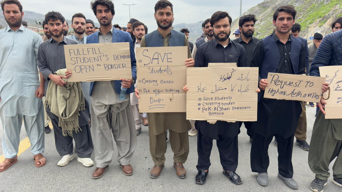 taahir_khan's tweet image. Students studying in #Afghanistan have been waiting for 9 days to cross the border at #Torkham and #Peshawar, but the govt is not allowing them to go via Torkham. The students say their classes have started and there is a possibility of losing the semester @MohsinnaqviC42