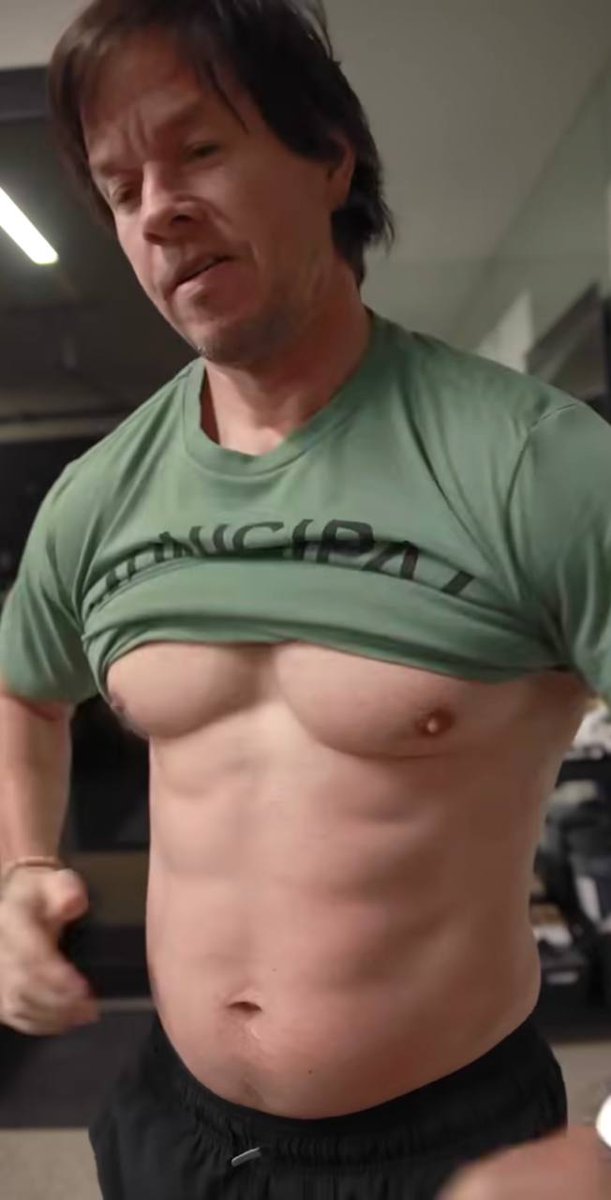 manlyfantasy's tweet photo. Mark Wahlberg the man you are https://t.co/z0x77B0ETb