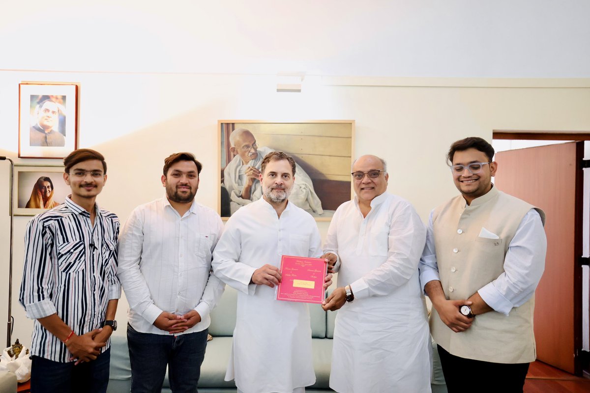 ZakirHussainINC's tweet photo. आज दिल्ली में लोकसभा LOP श्री @RahulGandhi जी से आत्मीय मुलाकात कर उन्हें आगामी 19 अप्रैल को मकराना में भतीजे के विवाह समारोह हेतु आमंत्रित किया।

जहाँ देश व प्रदेश की राजनीतिक परिस्थितियो एवं संगठन की मजबूती पर सकारात्मक चर्चा हुई। राहुल जी के जनहितैषी विचार सदैव प्रेरणादायी है। https://t.co/29XPrCSdw0