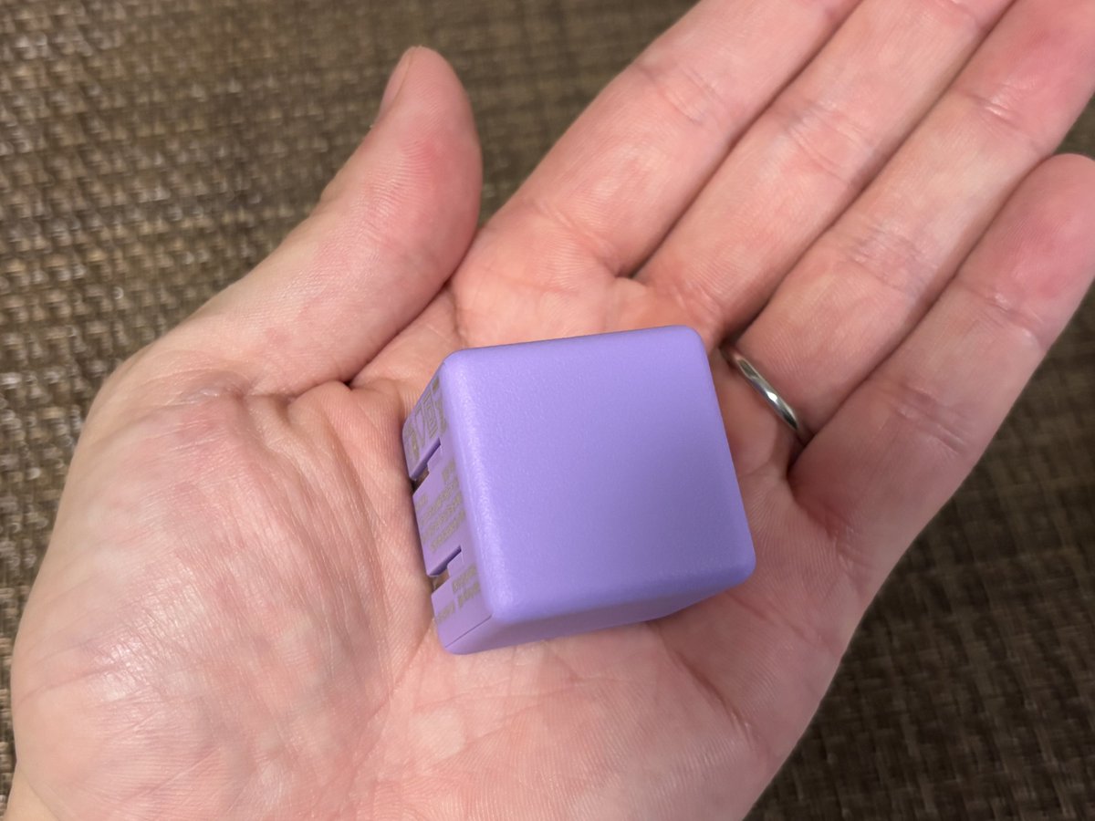 fatechan0's tweet image. 新しい充電器買った。CIO Mate Charger 002 30W。手のひらサイズでちっちゃくて軽い。イナフなパワー。かわいい色。こりゃあいいぞ #cio amzn.to/4t2FGPW
