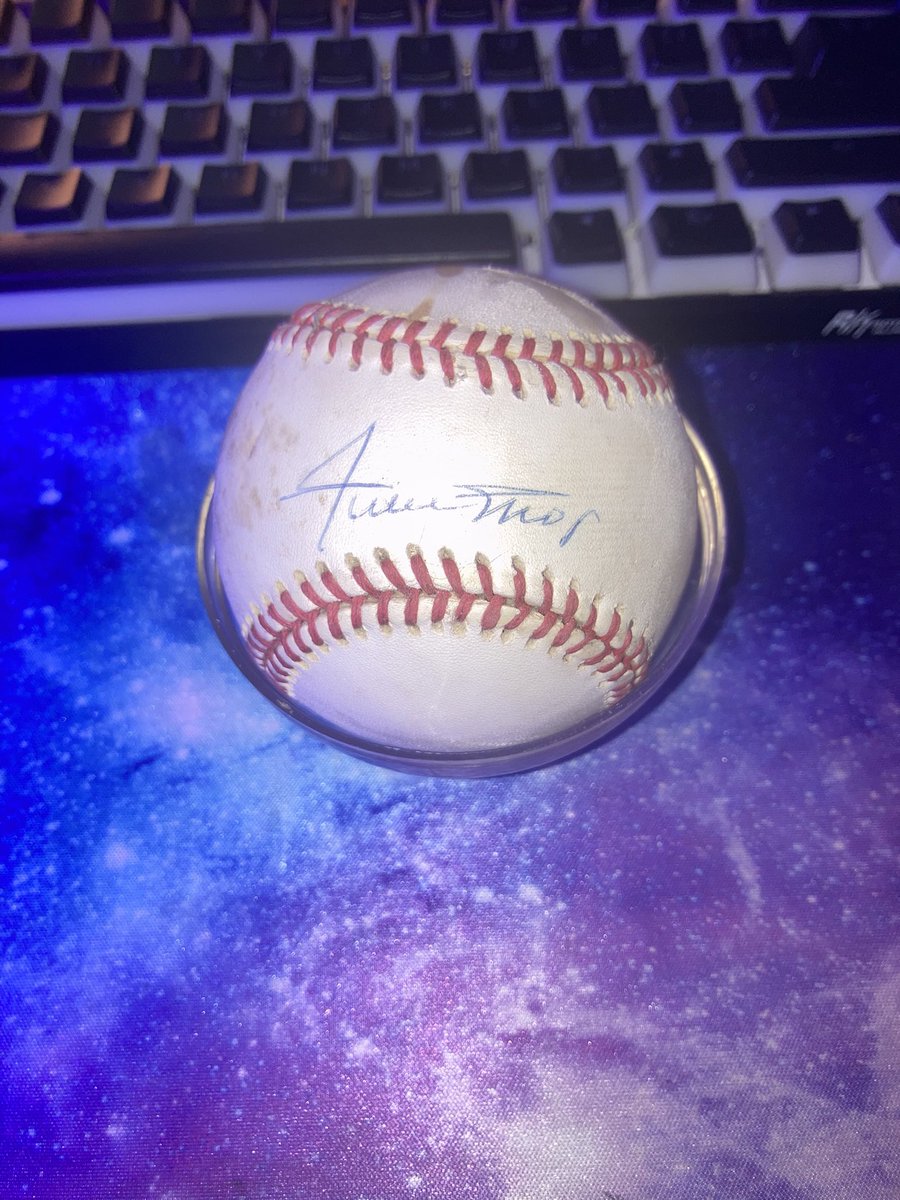 KyleDeel's tweet photo. @CardsStory @RALewis3 Willie Mays signed baseball yours for $100 shipped! https://t.co/vHGpF6xwil