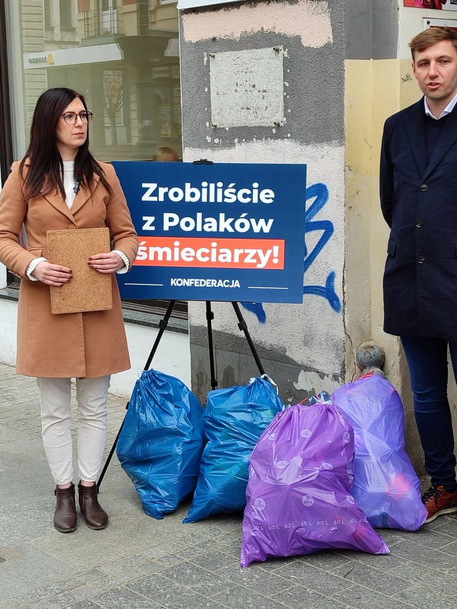 PaulaPoreda's tweet photo. 🚨 DOŚĆ ABSURDU! CZAS POWIEDZIEĆ STOP! 🚨

Dziś w całej Polsce ruszamy z ogromną akcją sprzeciwu wobec systemu kaucyjnego ❗

👉 System kaucyjny miał być „ekologiczny”, a stał się codziennym problemem milionów Polaków.
👉 Kolejki do butelkomatów, awarie, worki pełne butelek w domach – czy tak ma wyglądać normalne życie?

Nie jest to tylko efekt nacisków z Brukseli. To decyzje polityczne podejmowane w Polsce przez rządy Mateusza Morawieckiego i Donalda Tuska doprowadziły do obecnej sytuacji.
📅 Ustawa została przyjęta 13 lipca 2023 roku – jeszcze za rządów PiS.
📅 Później została rozwinięta i zmodyfikowana przez obecną koalicję.

📊 Fakty, które trudno zignorować:
✔ Ponad połowa Polaków sprzeciwia się temu systemowi (IBRiS)
✔ Koszty mogą przekroczyć - 40 miliardów złotych w ciągu 10 lat (raport Deloitte)

❗ Dziś mówimy jasno:
To nie jest reforma dla ludzi – to system, który przerzuca koszty i obowiązki na obywateli.

💬 Nie zgadzamy się na życie wśród worków butelek i niekończących się kolejek!
💬 Nie zgadzamy się na drogie i nieskuteczne rozwiązania narzucane bez realnych konsultacji!

📣 Podaj dalej, jeśli masz dość!

#SystemKaucyjnySTOP