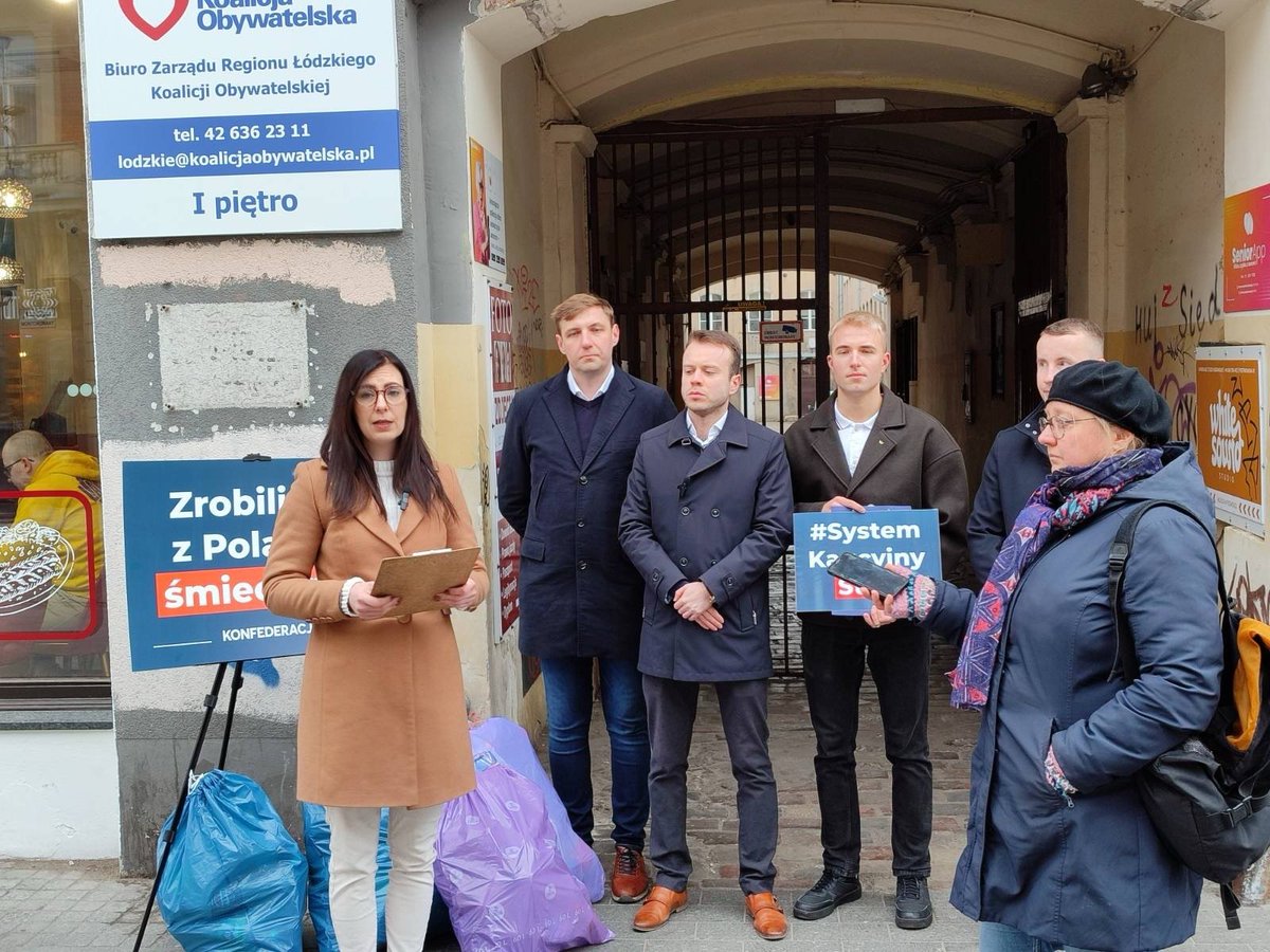 PaulaPoreda's tweet photo. 🚨 DOŚĆ ABSURDU! CZAS POWIEDZIEĆ STOP! 🚨

Dziś w całej Polsce ruszamy z ogromną akcją sprzeciwu wobec systemu kaucyjnego ❗

👉 System kaucyjny miał być „ekologiczny”, a stał się codziennym problemem milionów Polaków.
👉 Kolejki do butelkomatów, awarie, worki pełne butelek w domach – czy tak ma wyglądać normalne życie?

Nie jest to tylko efekt nacisków z Brukseli. To decyzje polityczne podejmowane w Polsce przez rządy Mateusza Morawieckiego i Donalda Tuska doprowadziły do obecnej sytuacji.
📅 Ustawa została przyjęta 13 lipca 2023 roku – jeszcze za rządów PiS.
📅 Później została rozwinięta i zmodyfikowana przez obecną koalicję.

📊 Fakty, które trudno zignorować:
✔ Ponad połowa Polaków sprzeciwia się temu systemowi (IBRiS)
✔ Koszty mogą przekroczyć - 40 miliardów złotych w ciągu 10 lat (raport Deloitte)

❗ Dziś mówimy jasno:
To nie jest reforma dla ludzi – to system, który przerzuca koszty i obowiązki na obywateli.

💬 Nie zgadzamy się na życie wśród worków butelek i niekończących się kolejek!
💬 Nie zgadzamy się na drogie i nieskuteczne rozwiązania narzucane bez realnych konsultacji!

📣 Podaj dalej, jeśli masz dość!

#SystemKaucyjnySTOP