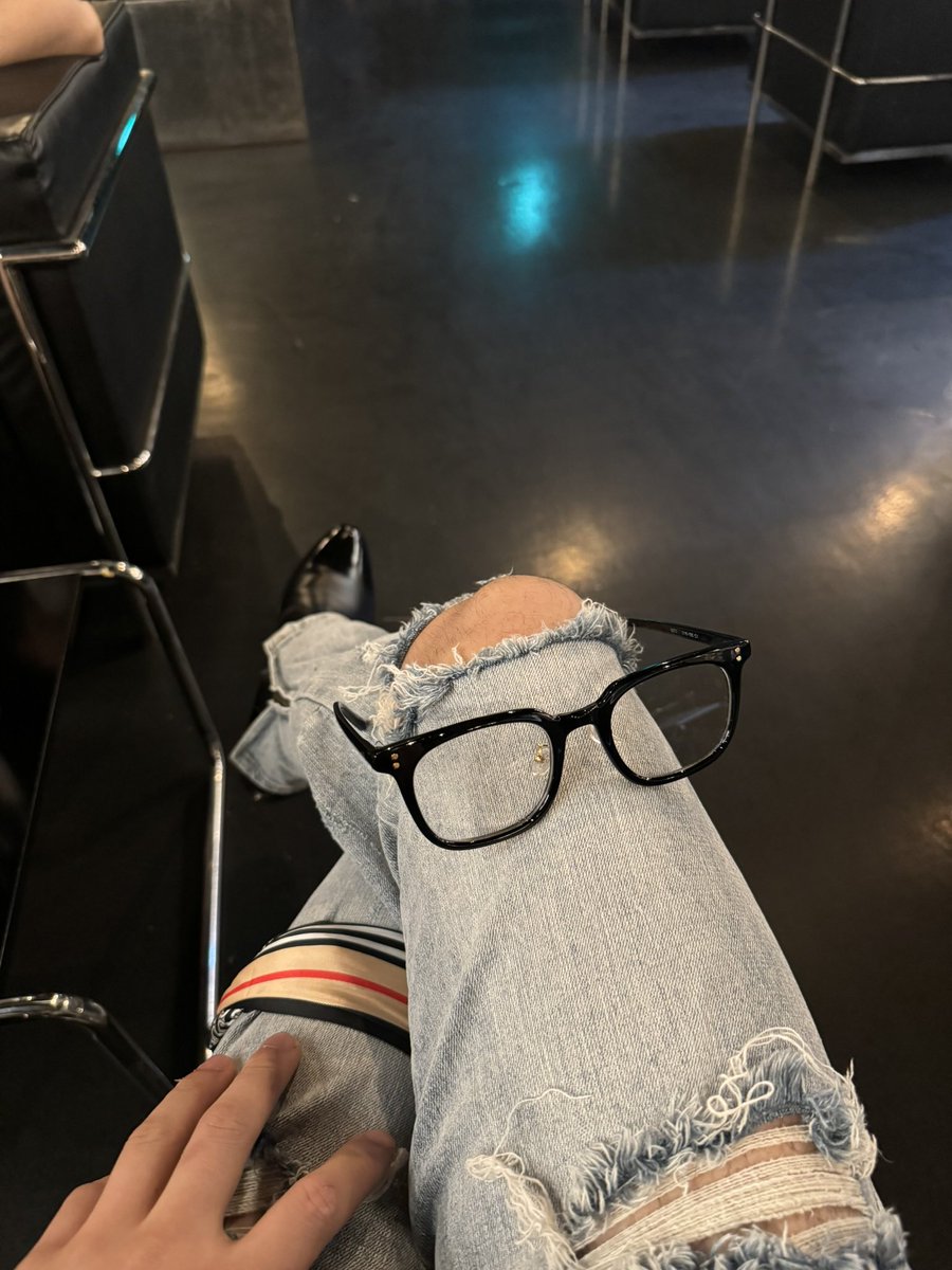 Hwangj275's tweet photo. Nói chuyện với các chị đẹp thì em
Lên nhắn cho ai nhờ🤭 https://t.co/nbFRAr2RYW