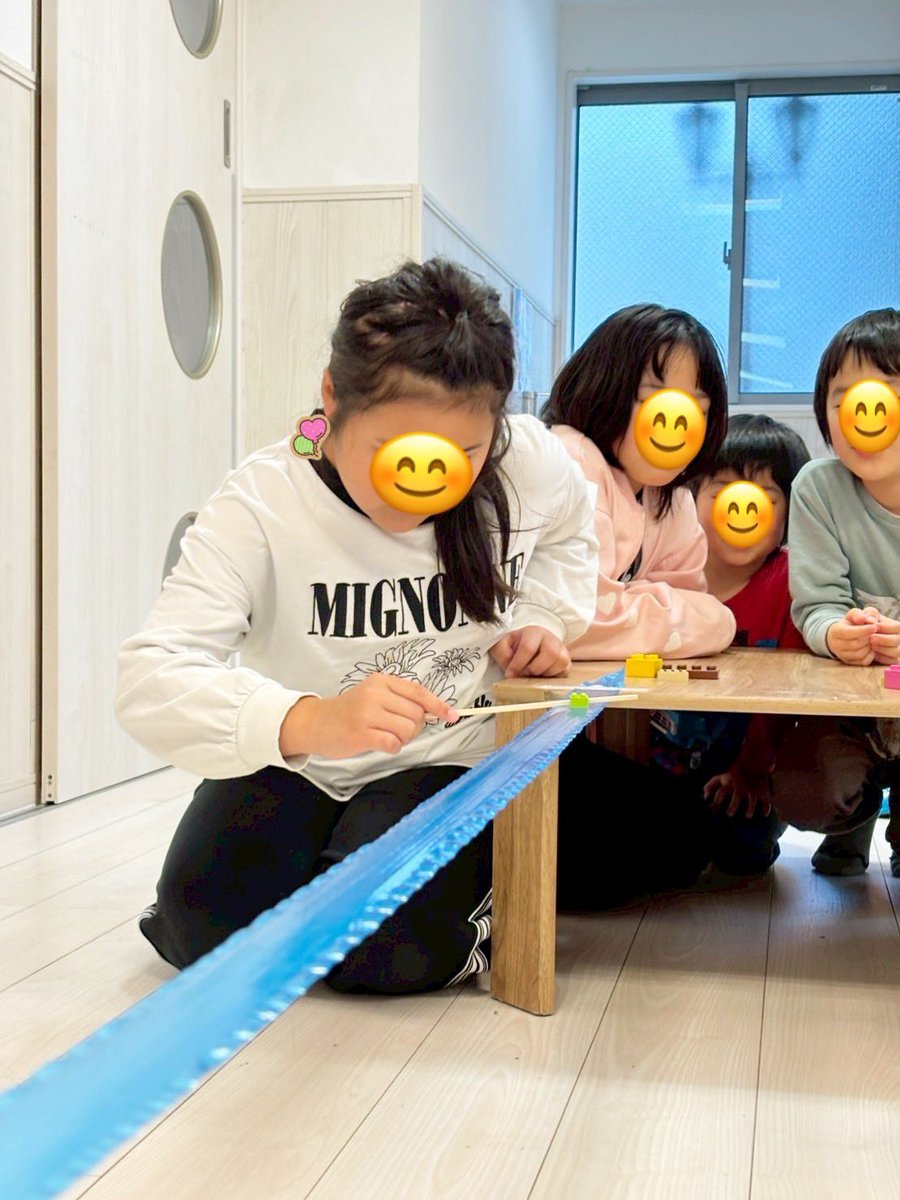 firstdream_12's tweet photo. 🥢一之江教室🥢
2026.4.9(木)
『ブリッジキャリー』
テープの上にブロックを置いて、テープの端から端までブロックを落とさないよう箸を使って運びました🙌
目と手を協調する力を養うことができました👀

▽ファーストシーンドリームの詳細はこちら！
https://t.co/oVm35wAsx5

#放デイ #VT #協調性 https://t.co/wWWQrryGc1