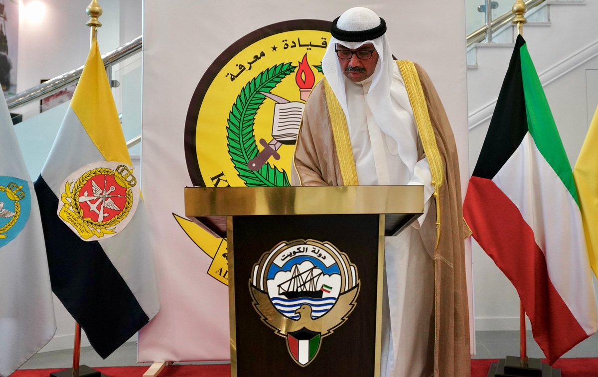 KuwaitArmyGHQ's tweet photo. خلال حضوره مراسم تخريج دفعة الطلبة الضباط الجامعيين (24) بكلية علي الصباح العسكرية

معالي #وزير_الدفاع الشيخ عبدالله علي عبدالله السالم الصباح:

• نعتز بالرعاية الأميرية السامية لمراسم تخريج الدفعة (24).
• أهنئكم على نيلكم ثقة حضرة صاحب السمو أمير البلاد القائد الأعلى للقوات المسلحة حفظه الله ورعاه.
• أدعوكم إلى ترجمة ما اكتسبتموه من علوم ومعارف ومهارات إلى واقع عملي ملموس، لاسيما في ظل الظروف الراهنة التي تتطلب أعلى درجات الجاهزية والانضباط.