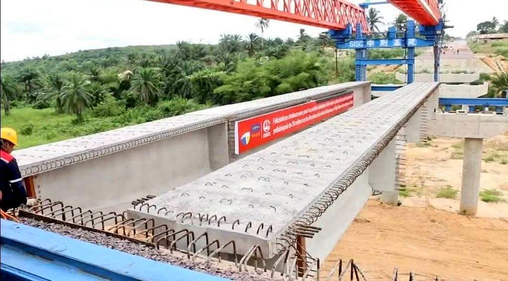 2LaRepublique's tweet photo. #RDC| Infrastructure construction de la Rocades de Kinshasa : Voici à quoi ressemblera le pont Mfuti dont la realité se confirme juste après la pose de la première poutre en béton en forme de T. https://t.co/QY43L4jBEO