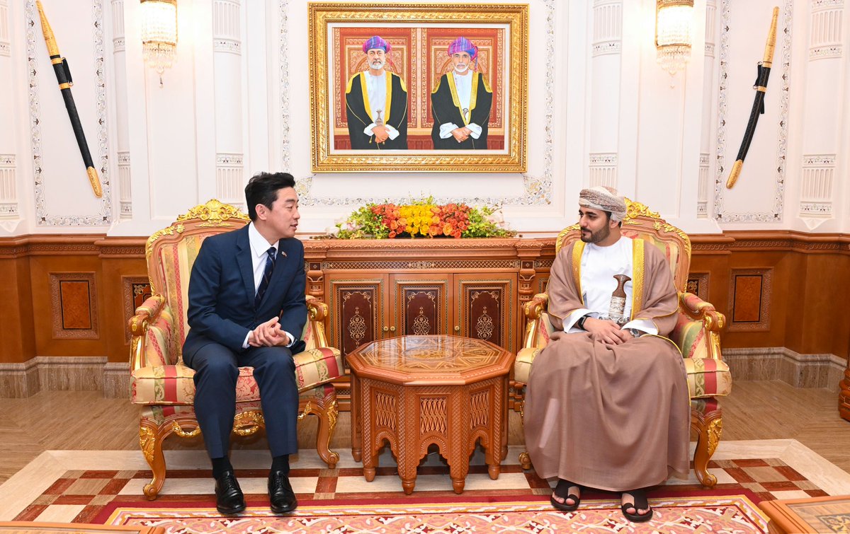 ONA_eng's tweet image. His Majesty The Sultan receives a written message from the President of the Republic of #Korea. The message was handed over to the Deputy Prime Minister for Economic Affairs when he received the Korean Chief of Staff to the President.