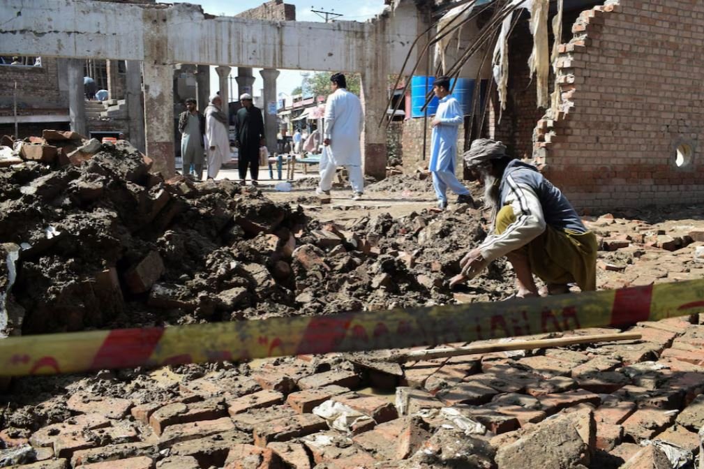 8AM_Media's tweet image. Increase in Natural Disasters in Afghanistan: 148 People Killed in Two Weeks 

Read More: 8am.media/eng/afghanista… 

#Afghanistan #Floods #Disaster #8am_media