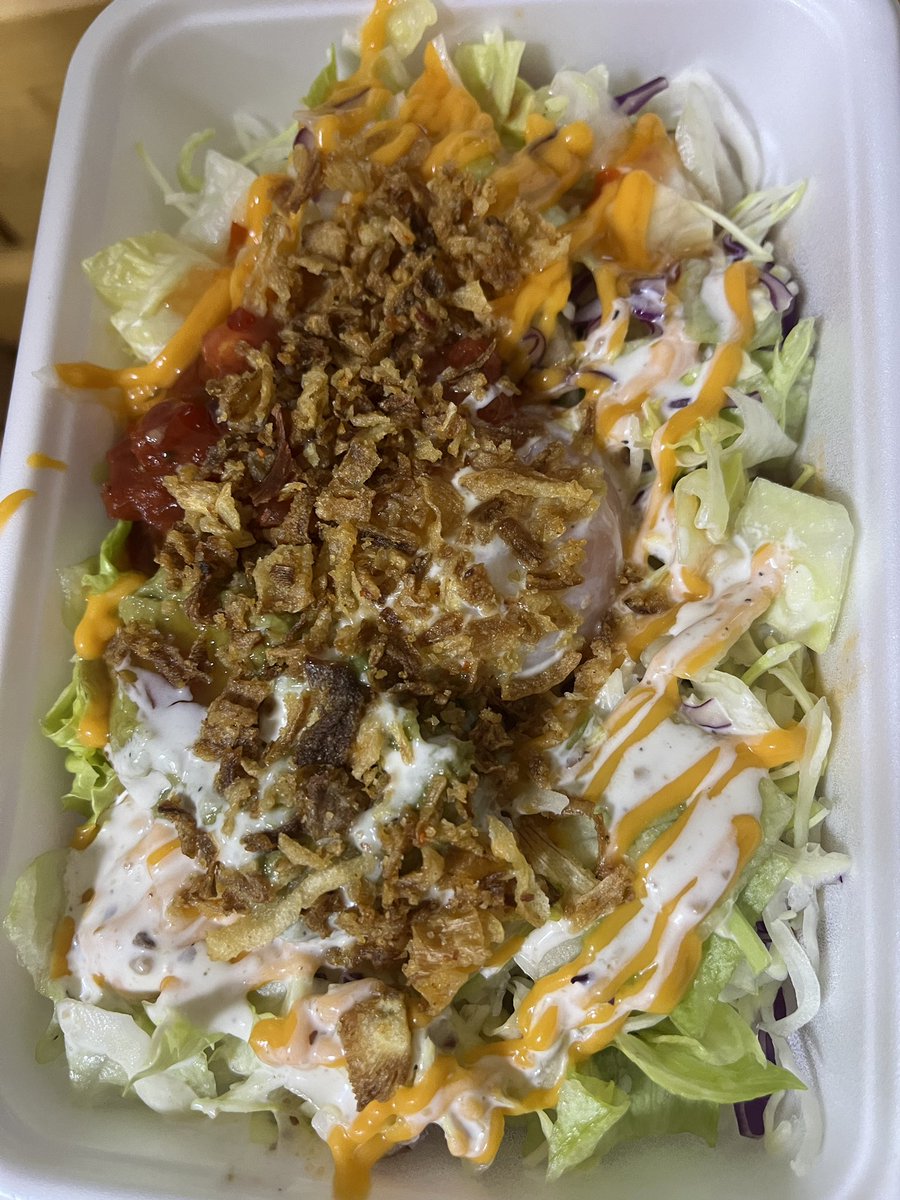 kevinemptybox's tweet photo. 【キッチンカー発見】

本日、久留米市役所前・両替町公園で
タコライスのキッチンカーを発見！

その名も「東京タコライス」。

アメリカではタコスやタコライスは定番。
アメリカ生まれの私も大好きで、「タコライス」の文字に引き寄せられて即購入。
私が選んだのは温玉アボカドチーズ。

これが…美味しい！
辛すぎずマイルドで食べやすい味。
東京では行列ができるお店とのこと、納得です。

毎週木曜日に役所前に出店されているそうです。
タコライス好きの方はぜひ一度トライしてみてください！

#久留米グルメ
#キッチンカー
#タコライス
#久留米ランチ
#久留米市
#両替町公園
#山﨑ケブン
