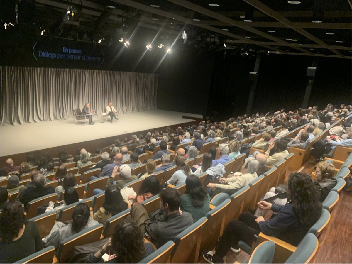 Eric_Sadin's tweet photo. Ce fut un beau moment hier au CaixaForum de Barcelone. 
Après une conférence d’une trentaine de minutes, se tint une riche conversation avec @jorgecarrion21, suivie d’échanges avec la salle, dans laquelle 300 personnes étaient présentes.
Volume#2 ce soir au CaixaForum de Madrid https://t.co/pVFsU7sy4v