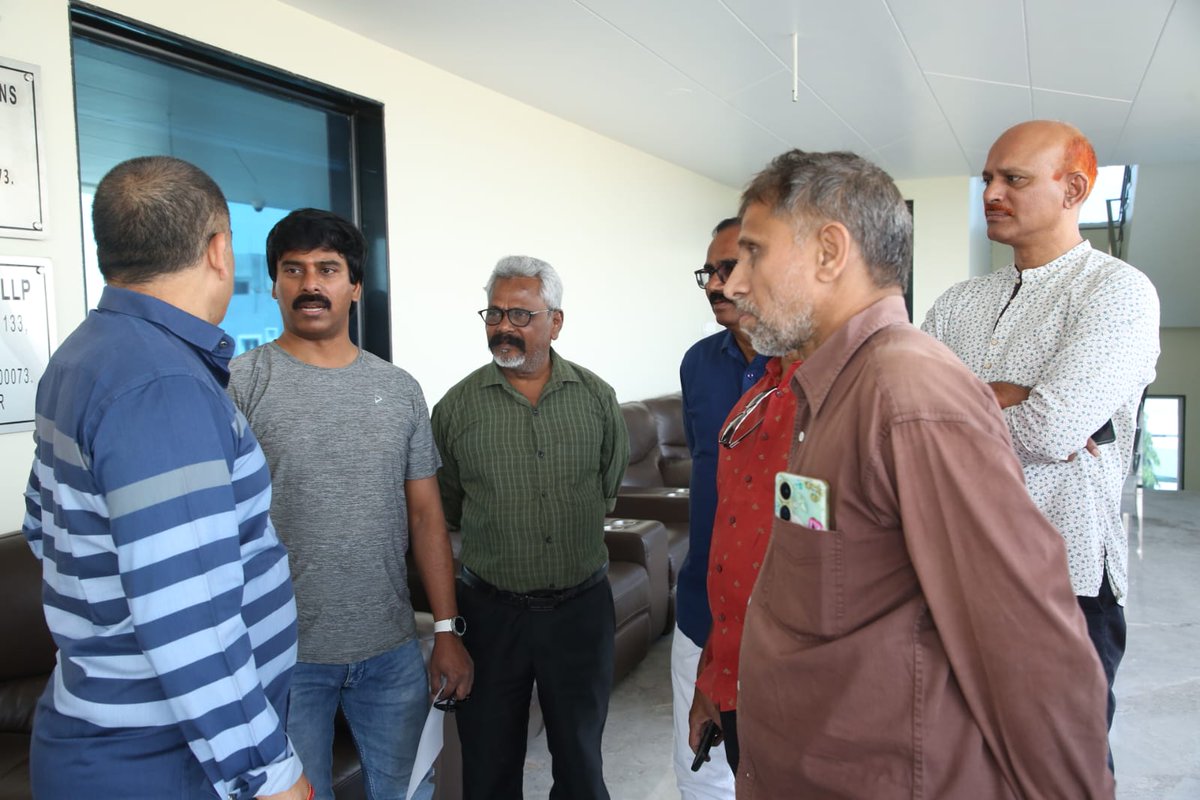 abdulbhoomi's tweet photo. దిల్ రాజుతో 'ఫిల్మ్ క్రిటిక్స్ అసోసియేషన్' భేటీ.. https://t.co/7BQ8w9zY00 https://t.co/aZSLwMkYwU