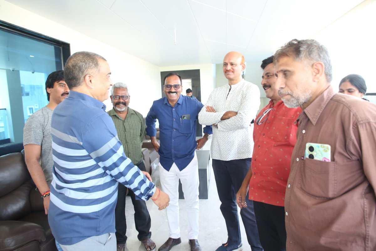 abdulbhoomi's tweet photo. దిల్ రాజుతో 'ఫిల్మ్ క్రిటిక్స్ అసోసియేషన్' భేటీ.. https://t.co/7BQ8w9zY00 https://t.co/aZSLwMkYwU