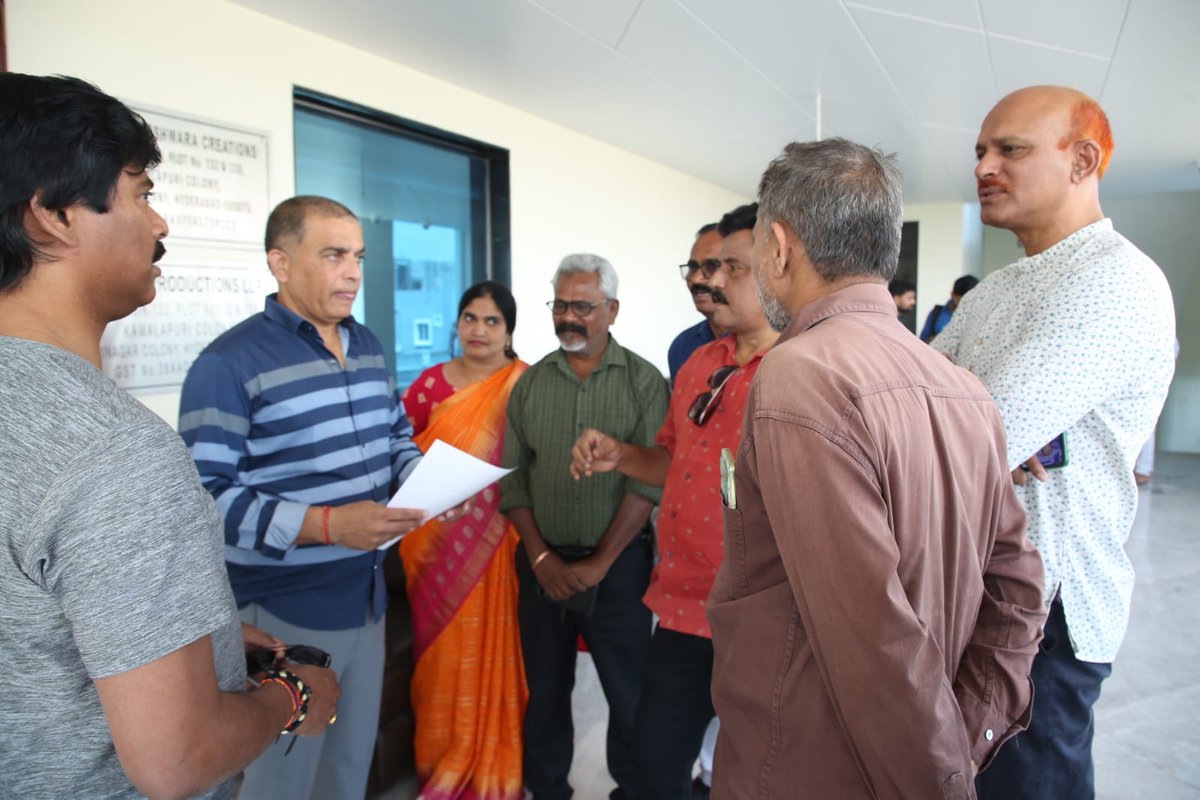 abdulbhoomi's tweet photo. దిల్ రాజుతో 'ఫిల్మ్ క్రిటిక్స్ అసోసియేషన్' భేటీ.. https://t.co/7BQ8w9zY00 https://t.co/aZSLwMkYwU